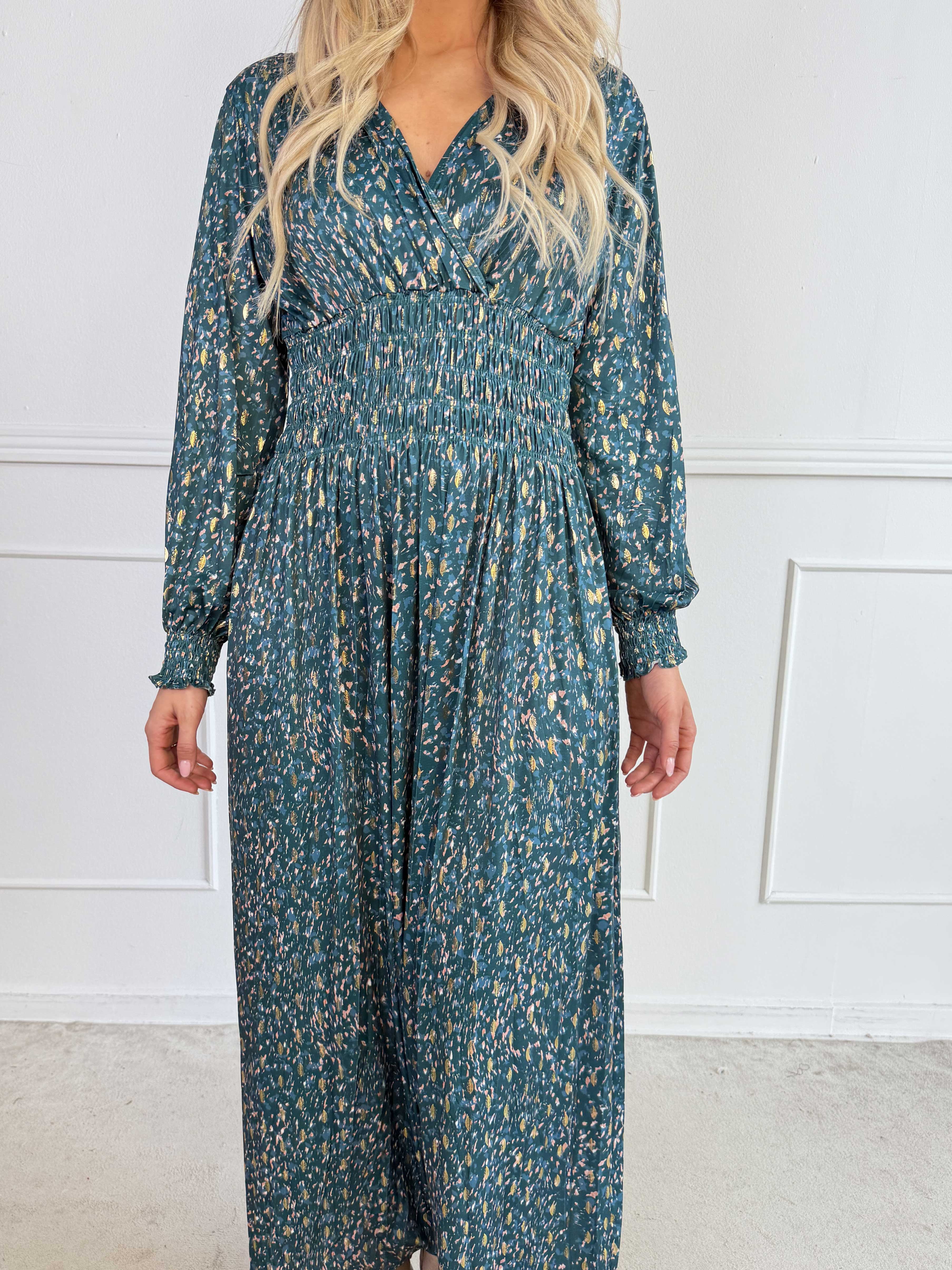Pams Speckle L/S - Smuk kjole med farverigt mønster og elegante gulddetaljer